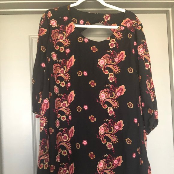 Beige by eci Dresses & Skirts - ECI Black Floral Dress with Mid Length Sleeves